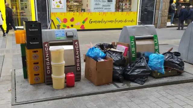 Bolsas de basura acumuladas en la calle.