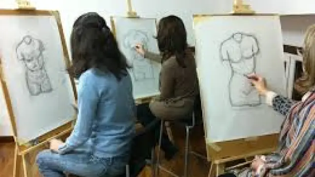 Alumnos durante una clase de dibujo.