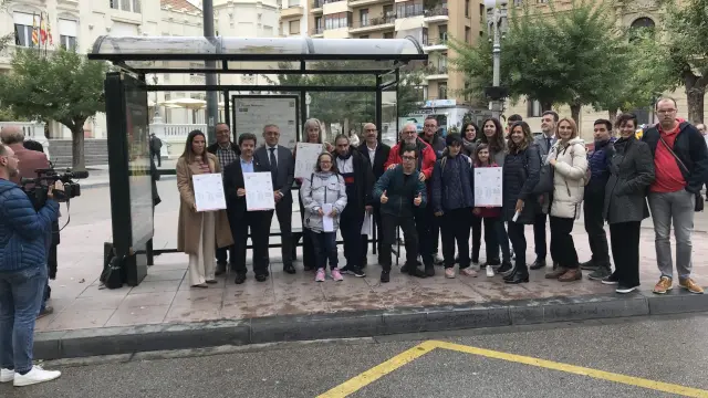 Autoridades junto a representantes de Avanza, Cadis Huesca, DPH y usuarios de Valentia.
