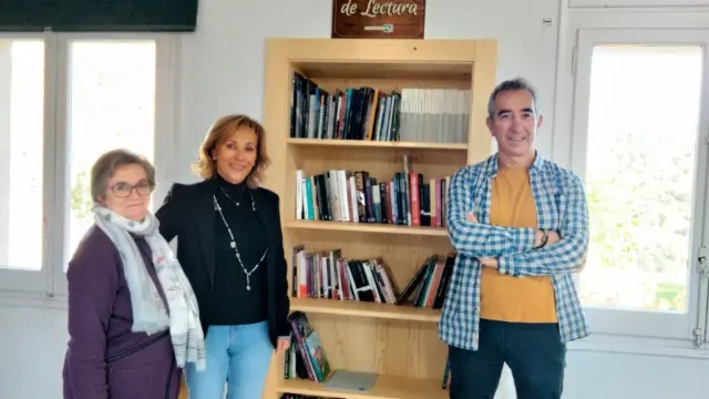 Maribel Clemente, José María Cajal e Isabel Manglano junto al punto de lectura.