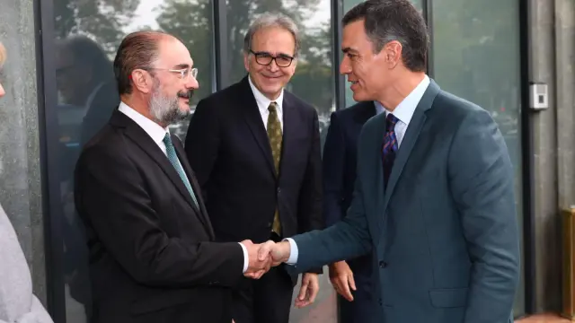 Momento del saludo entre Pedro Sánchez y Lambán.
