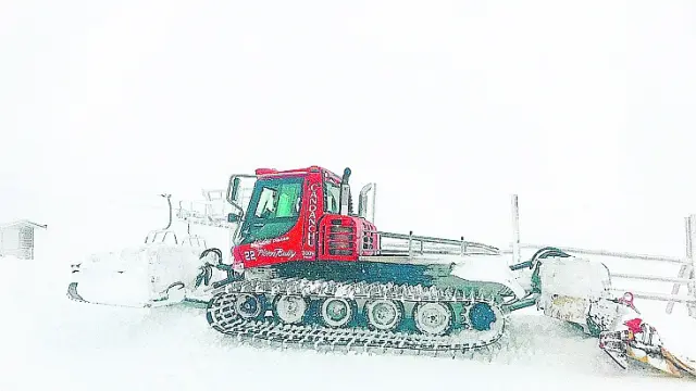 Una máquina de la estación de Candanchú, preparando la nieve, este martes.