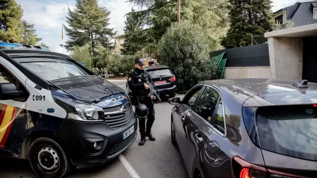 Agentes de Policía este miércoles frente a la sede de la embajada de Ucrania en España.