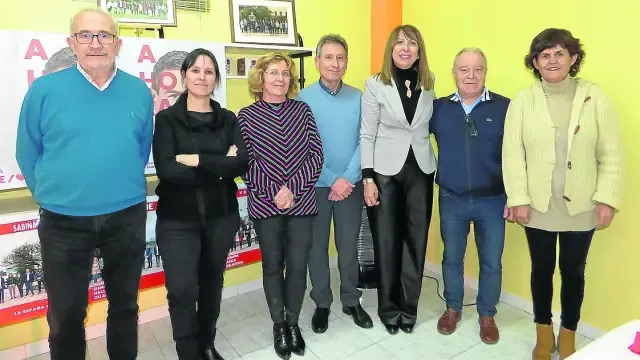 Berta Fernández, quinta por la izquierda, ayer junto a otros dirigentes del PSOE.