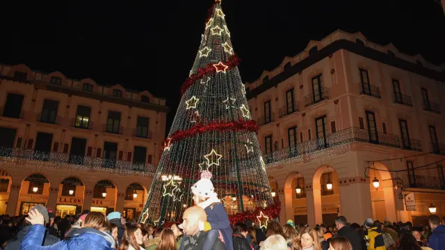Huesca ya huele a Navidad tras el encendido de su iluminación