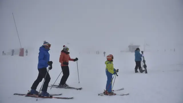 Primeros esquiadores de la temporada en las estaciones oscenses.