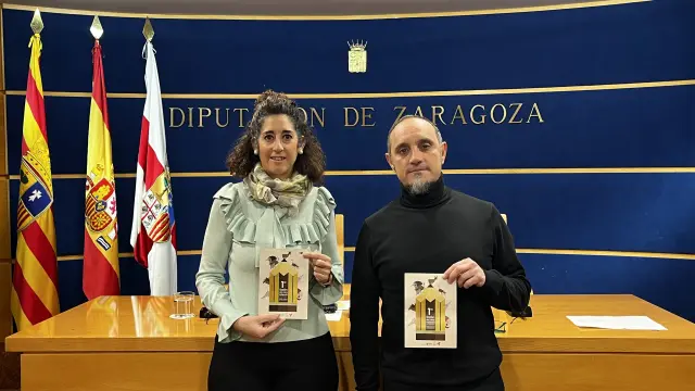La concejala Elena García Juango y Edu Flores presentaron el salón del libro infantil.