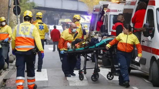 Personal sanitario y de seguridad atendiendo a los heridos tras la colisión de dos trenes de la línea R4.