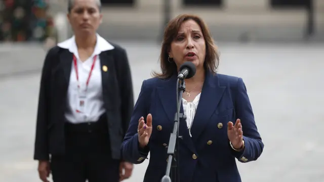 Dina Boluarte, la nueva mandataria peruana, en su primera comparecencia ante los medios.