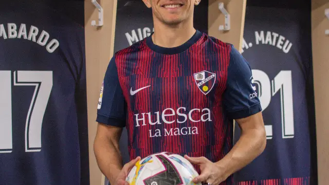 Juanjo Nieto posa con la camiseta de la SD Huesca en su presentación.