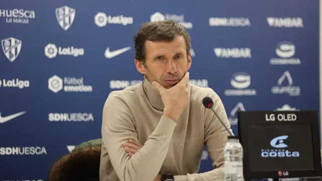 El entrenador del Huesca durante su rueda de prensa.