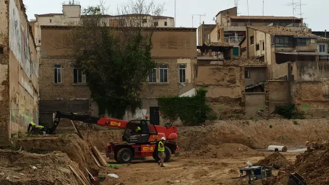 Trabajos de construcción de viviendas en el solar de La Merced de Huesca.