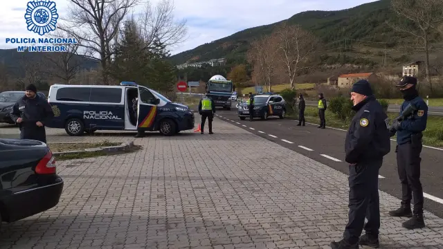 Agentes de la Policía Nacional y efectivos de la Gendarmería durante uno de los controles en los valles del Pirineo Aragonés.