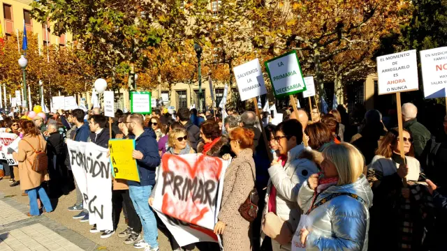 Los participantes en la manifestación en defensa de la Sanidad han recorrido el centro de Zaragoza y se han dirigido al Pignatelli.