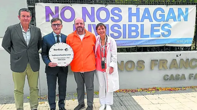 José María Coiduras y Juan Broto entregaron ayer la donación a Juan Agustín Tomás y Ana Gota.