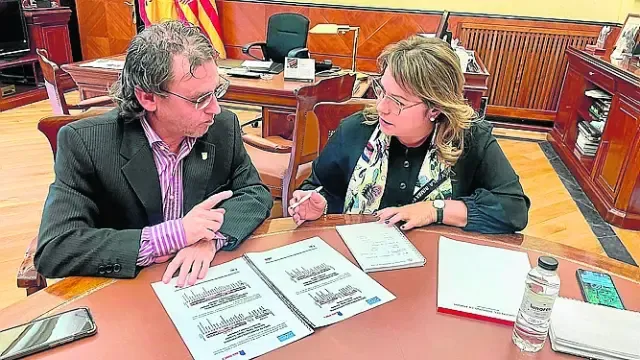 Raúl Rivarés, representante de la plataforma, y la delegada de Gobierno en Aragón, Rosa Serrano, reunidos.