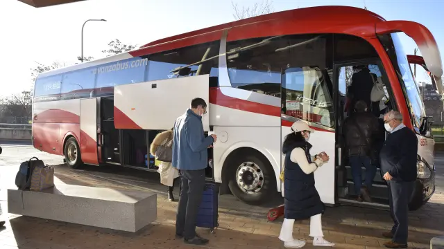 Viajeros a punto de tomar un autobús en la Estación Intermodal de Huesca este miércoles.
