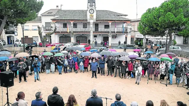 Concentración ayer en Escalona (Toledo) en repulsa por el asesinato de una mujer embarazada.