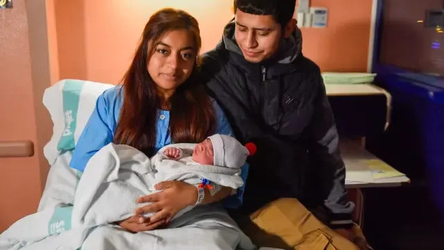Mayra Guamán y Anthony Romero con el pequeño Justin Alexander.
