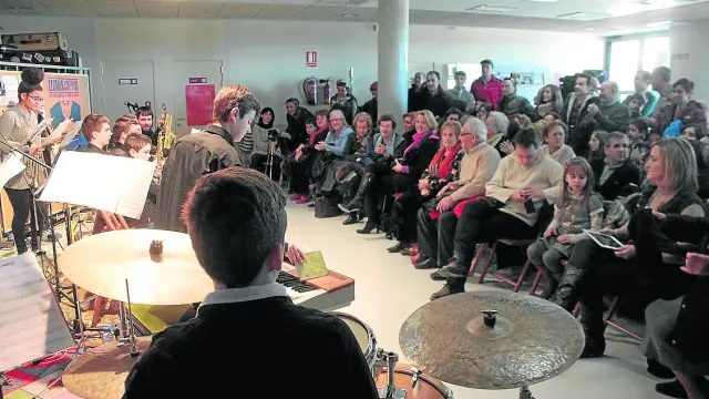 Sesión de vermú en el ArtLab del Ayuntamiento de Huesca.