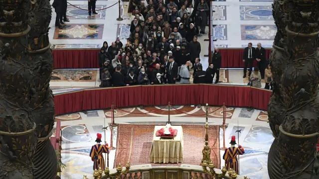 Este lunes se ha abierto la capilla ardiente de Benedicto XVI en la basílica de San Pedro.