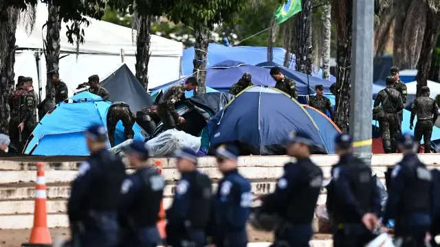 Desmantelamiento este lunes del campamento ilegal frente al Cuartel General del Ejército en Brasilia.