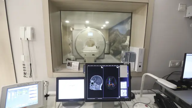 Foto de la resonancia magnética del Hospital San Jorge en el momento de su inauguración.