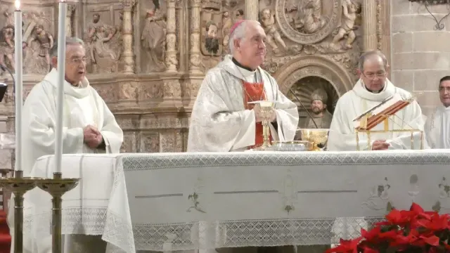 Angel Pérez ha estado acompañado por los capellanes del Hospital, Antonio Mozás y Basilio Servín.