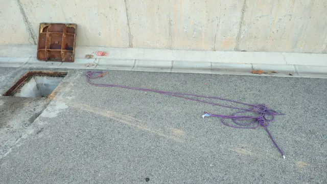 Arqueta abierta en la pista de atletismo tras el robo de cable.