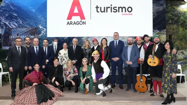 Participantes en la celebración del día de Aragón ayer, en el estand de la comunidad autónoma en Fitur.