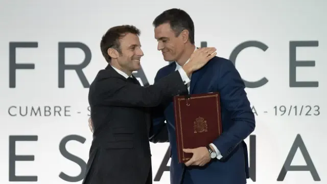 Macron y Sánchez se abrazaron este jueves tras la firma del tratado.