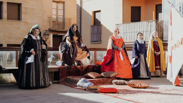 La feria cuenta con una recreación teatral en la que la reina Germana de Foix concede la celebración de la feria al municipio.