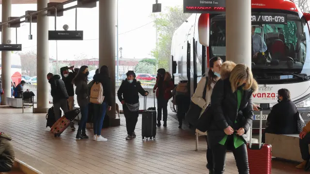 Viajeros del servicio de autobús en la estación Intermodal de Huesca.