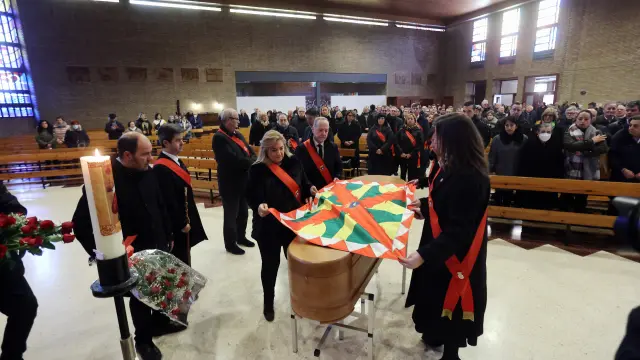 Concejales del Ayuntamiento ponen la bandera de Huesca sobre el féretro de Fernando Elboj.