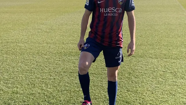 Javi Martínez posa como nuevo jugador de la SD Huesca en El Alcoraz.