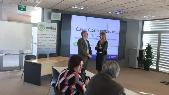Fernando Tricas y Cristina de la Hera, en la sesión informativa sobre el postgrado de Ciberseguridad.