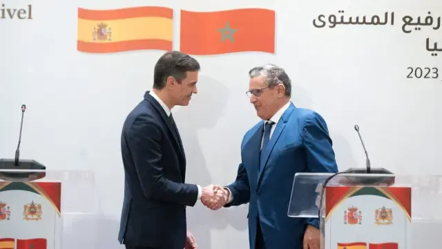 Pedro Sánchez estrecha la mano del primer ministro marroquí Aziz Akhannouch.