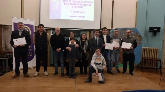 Foto de familia de la entrega de premios del VII Concurso de Relatos Cortos de la Asociación San Francisco de Sales de Hipoacúsicos.