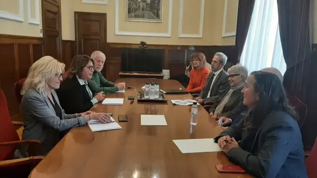 Un instante de la reunión celebrada ayer en la Subdelegación del Gobierno en Huesca.