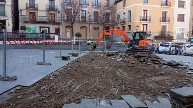 Imagen de las obras en la Plaza Mayor de Monzón.