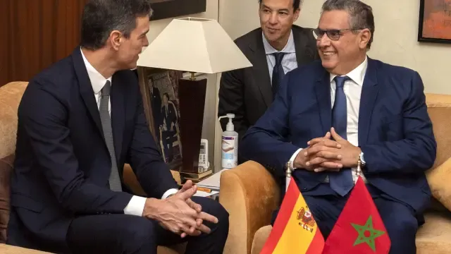 El presidente del Gobierno de España, Pedro Sánche, junto al primer ministro, Aziz Akhannouch, en Rabat.