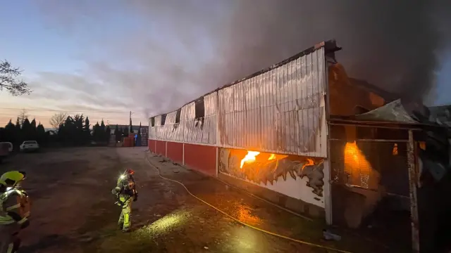 Integrantes del Speis, sofocando el incendio declarado en una nave agrícola en el término municipal de Binaced.