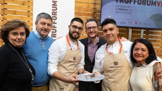 Los cocineros Ricardo Pina y Orlando Rojas posan con su receta acompañados por su familiares.