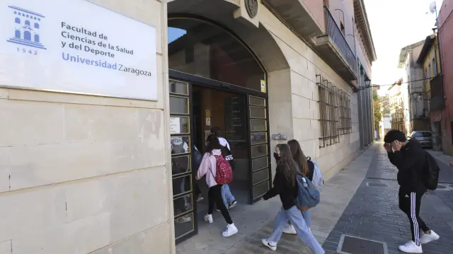 Alumnos entrando en la Facultad de Ciencias de la Salud y del Deporte de Huesca.
