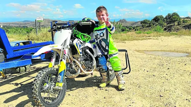 El joven piloto Nicolás Usieto y su motocicleta para esta temporada.