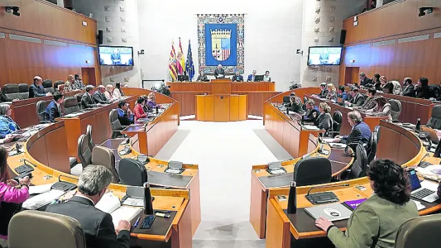 Sesión plenaria celebrada ayer, jueves, en el Parlamento aragonés.