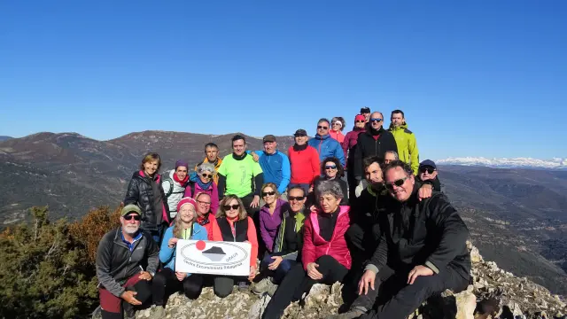 El grupo del Centro Excursionista Ribagorza, en la cima del Pico Borón.