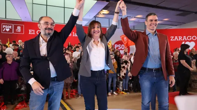 Pedro Sánchez durante su visita a Zaragoza con Javier Lambán y Lola Ranera.