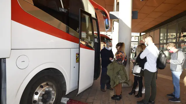 Foto reciente de viajeros cogiendo un bus interurbano en la estación de Huesca.