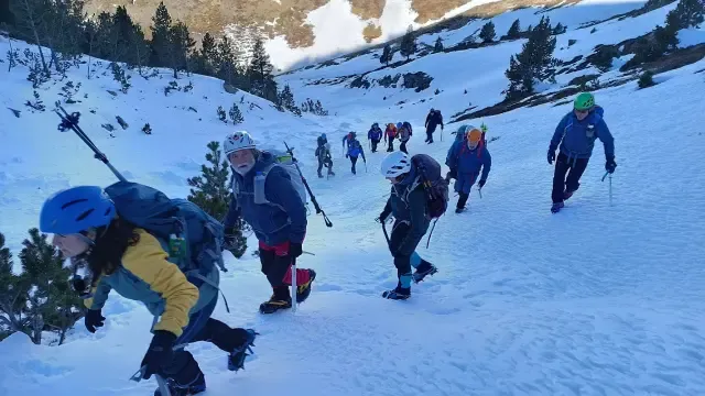 Un momento del ascenso de los montañeros de CAS y Nabaín por la canal hacia el Pico Montó.